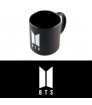TAZA BTS NEGRA LOGO